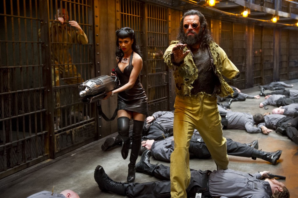 Jemaine Clement  (right) and Nicole Scherzinger in Columbia Pictures' MEN IN BLACK 3.