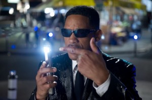 Men in Black 3 Screenshot Will Smith Neuralizer