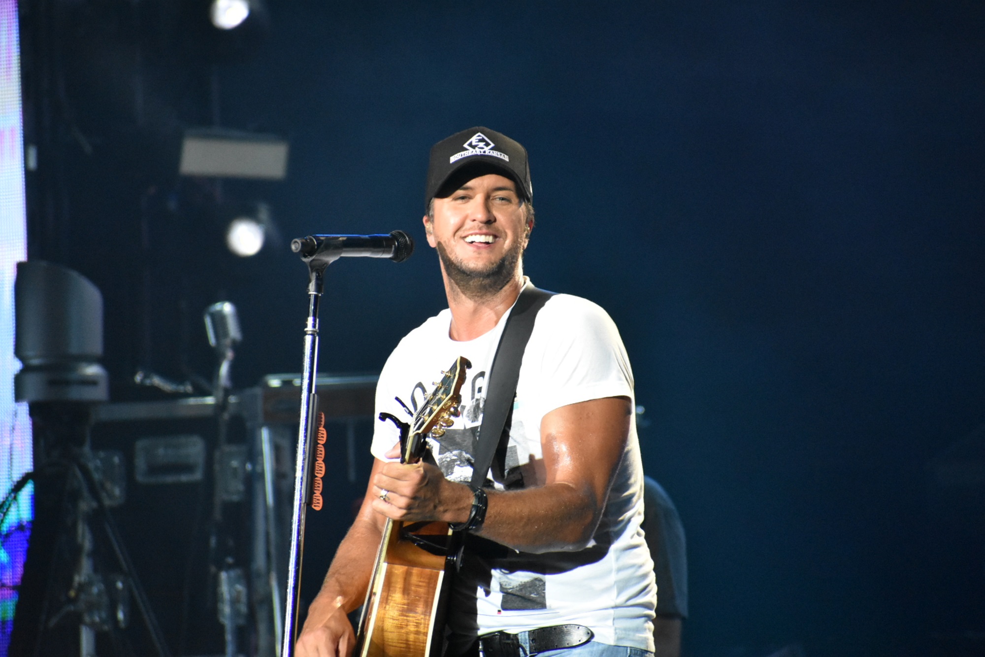 Luke Bryan made a visit to Busch Stadium to hang out/have batting